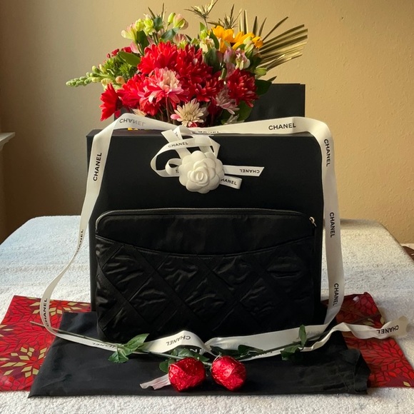 🌹 CHANEL LARGE POUCH WITH FOLDABLE TOTE BAG 🌹NWT🌹 - Picture 9 of 16